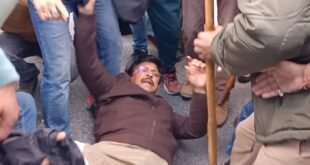 अल्मोड़ा ब्रेकिंग: कांग्रेसियों ने स्वास्थ्य मंत्री का घेराव कर दिखाए काले झंडे, पुलिस के पसीने छूटे