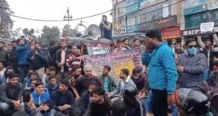 बेरोजगार संघ का CM आवास कूच, पुलिस व प्रदर्शनकारियों के बीच धक्का-मुक्की