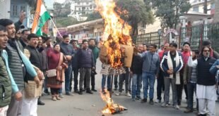 बदहाल स्वास्थ्य एवं शिक्षा व्यवस्था के खिलाफ गरजे कांग्रेसी, मंत्री डॉ धन सिंह रावत का पुतला फूंका