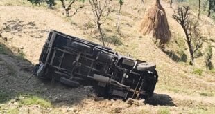 अल्मोड़ा में सड़क हादसा, कैदियों को पिथौरागढ़ ले जा रहा वाहन हुआ दुर्घटनाग्रस्त