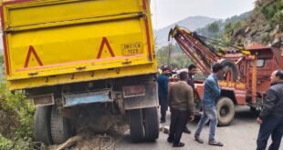 अल्मोड़ा-हल्द्वानी हाईवे में सड़क व खाई के बीच लटका डंपर, हादसा टला