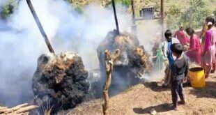 ट्रांसफॉर्मर की चिंगारी से घास के लूटों में छह लूटे जलकर राख, 5 लोग मामूली रूप से घायल