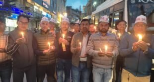 पहलगाम आतंकी हमला:: NMOPS से जुड़े शिक्षकों और कर्मचारियों ने कैंडल मार्च निकालकर मृतकों को श्रद्धांजलि दी
