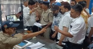 अल्मोड़ा में छात्रों के दो गुटों में बवाल, महिला व उसकी बेटी से छेड़छाड़ का आरोप, 12 से अधिक पर FIR, कांग्रेसियों ने घेरी कोतवाली
