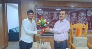 DM व CEO से मिले राजकीय शिक्षक संघ के पदाधिकारी, विभिन्न मांगों को लेकर को सौंपा ज्ञापन