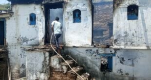 आधी रात को अचानक मकान में लग गई भीषण आग, वृद्धा समेत 3 लोगों ने भागकर बचाई जान, अल्मोड़ा के इस गांव की है घटना