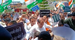क्वारब व कैंची धाम में अव्यवस्था पर कांग्रेस का डीएम कार्यालय घेराव, कांग्रेसियों ने पुलिस के प्रयासों को विफल किया