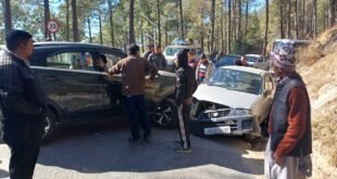 सड़क हादसा: अल्मोड़ा में दो वाहनों की आमने-सामने जबर्दस्त भिड़ंत, एक शख्स घायल