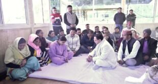 Almora: भतरौजखान पहुंचे CM धामी, स्व. सतीश नैनवाल के पीपलपानी संस्कार में हुए शामिल