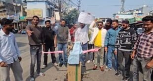 यूथ कांग्रेस कार्यकर्ताओं ने मारपीट मामले में BJP विधायक उमेश शर्मा काउ का फूंका पुतला, आंदोलन की दी चेतावनी