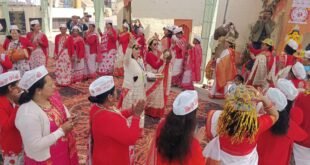 Almora Holi: मां नंदा सर्वदलीय महिला संस्था ने आयोजित किया होली गायन कार्यक्रम, ढोल-मंजीरों की थाप पर महिलाओं ने मचाया धमाल