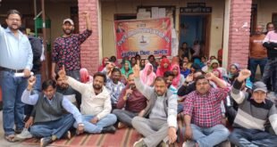 Almora: पर्यावरण मित्रों की हड़ताल खत्म, DM ने कहा- खुले में कूड़ा डालने वालों पर हो कार्रवाई, पढ़ें पूरी खबर