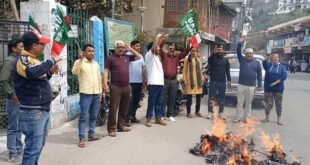 उक्रांद नेताओं को गिरफ्तार व नजरबंद किए जाने से कार्यकर्ताओं में आक्रोश, प्रदेश सरकार का पुतला फूंका