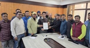 व्यापार मंडल व होटल व्यवसाइयों ने डीएम से की मुलाकात, कमर्शियल सिलेंडर की समस्या सके कराया अवगत