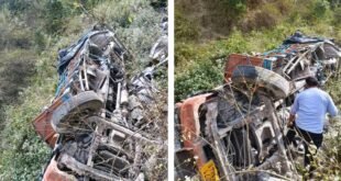 Road accident:: अल्मोड़ा में सड़क हादसा, गहरी खाई में गिरने से उड़े ट्रक के परखच्चे, चालक परिचालक घायल