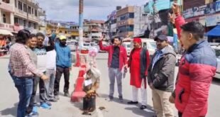 पत्रकार पर मुकदमे के खिलाफ लामबंद हुए संगठन, पत्रकारों ने BJP नेता का फूंका पुतला