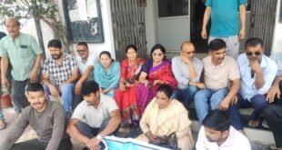 द्वाराहाट में केंद्रीय विद्यालय के लिए आमरण अनशन जारी, आक्रोशित जनता ने घेरी तहसील