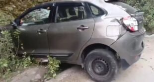 चलती कार के हुए ब्रेक फेल, पहाड़ी से टकराई, दंपति घायल