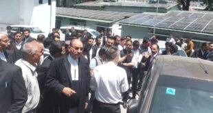 जिला कोर्ट के अधिवक्ता का कार में मिला शव, हाथ में पिस्टल और बोनट पर मिला नोट