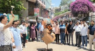 Almora: कमर्शियल गैस सिलेंडर के दाम बढ़ाए जाने पर कांग्रेस ने केन्द्र सरकार का फूंका पुतला