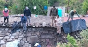 Almora breaking: अनियंत्रित होकर मकान की छत पर गिरी कार, चालक की मौत