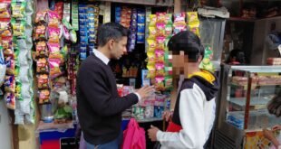 एक शिकायत और DM का तत्काल एक्शन: बच्चे से खुद सिगरेट खरीदवाकर पकड़ा नियमों का उल्लंघन करने वाला दुकानदार