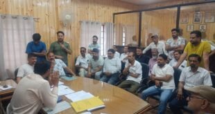 नगर की जर्जर सड़कों के सुधारीकरण को लेकर कांग्रेस का प्रदर्शन, अधिशासी अभियंता कार्यालय का किया घेराव