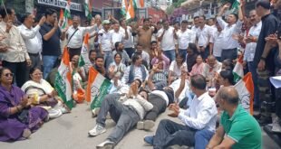 केंद्र सरकार के खिलाफ कांग्रेस का प्रदर्शन, धर्मेंद्र प्रधान के पुतले की शव यात्रा निकालने के साथ किया सांकेतिक चक्काजाम, पुलिस से नोक-झोक