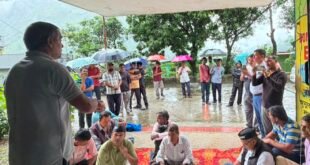 भैंसियाछाना में स्वास्थ्य सुविधाओं की मांग को लेकर UKD का धरना-प्रदर्शन