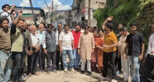 सड़कों के गड्ढों को लेकर नगर कांग्रेस का अनोखा प्रदर्शन, सरकार और प्रशासन को उग्र आंदोलन की चेतावनी
