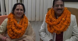 मेडिकल कॉलेज में तैनात प्रशासनिक अधिकारी चन्दन सिंह बिष्ट को दी भावभीनी विदाई