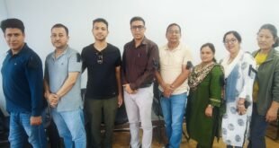 TET अनिवार्यता और पदोन्नति में रोक के विरोध में एलटी शिक्षकों ने काले फीते बांधकर जताया विरोध