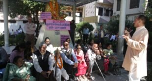 रामपुर तिराहा कांड: तीन दशक बाद भी अधूरा न्याय, आखिर कब होगी दोषियों पर कार्रवाई?अल्मोड़ा में विभिन्न संगठनों ने दिया धरना
