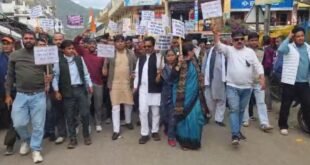 मंत्री रेखा आर्य की रैली के सामने कांग्रेस का विरोध प्रदर्शन, 210 करोड़ के कथित भ्रष्टाचार पर सरकार को घेरा, CM और मंत्री के पुतले फूंके